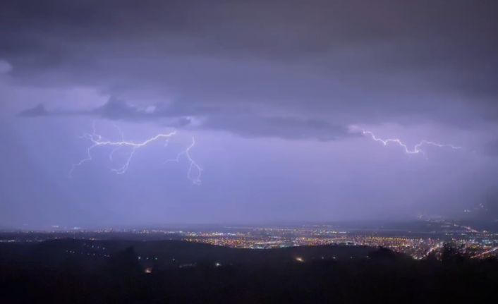 Erzincan’da geceyi aydınlatan şimşek ve yıldırımlar kamerada