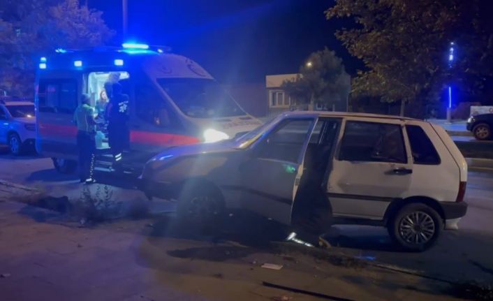 Erzincan’da otomobil kaldırıma çıktı: 1 yaralı