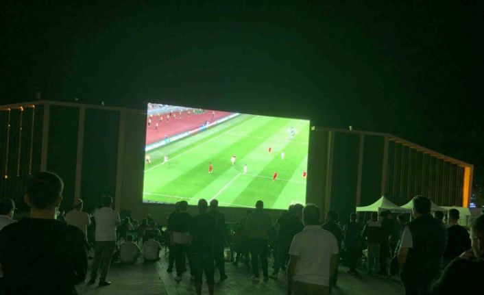 Erzincanlılar, A Milli Takım’ın galibiyet sevincini meydanda yaşadı