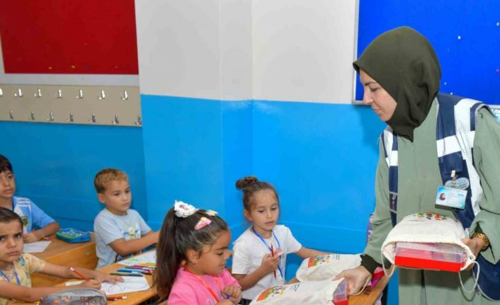 Esenyurt Belediyesi 26 bin öğrenciye kırtasiye seti dağıttı