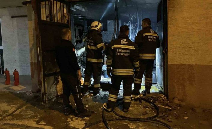 Eskişehir’de 3 katlı apartmanda yangın paniği