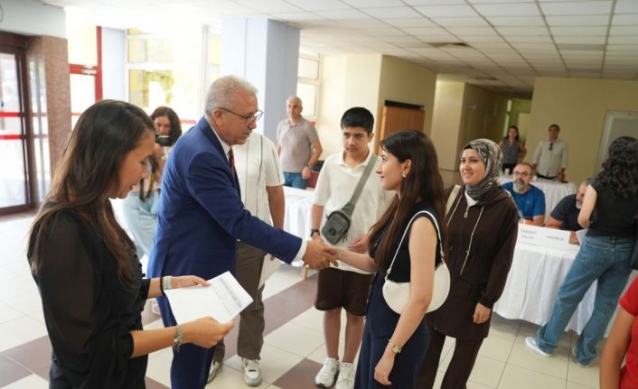 EÜ Rektörü Prof. Dr. Budak, çiçeği burnunda öğrencilerinin kayıt heyecanına ortak oldu