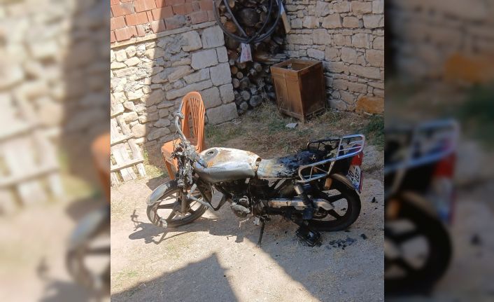 Evin bahçesinde park halinde olan motosiklet kundaklandı