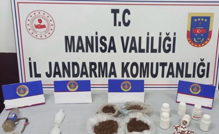 Evinde 1 kilo uyuşturucu ve yüzlerce hapla yakalandı