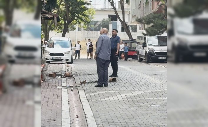 Evini yakmaya çalıştı, müdahale eden polise saksı attı