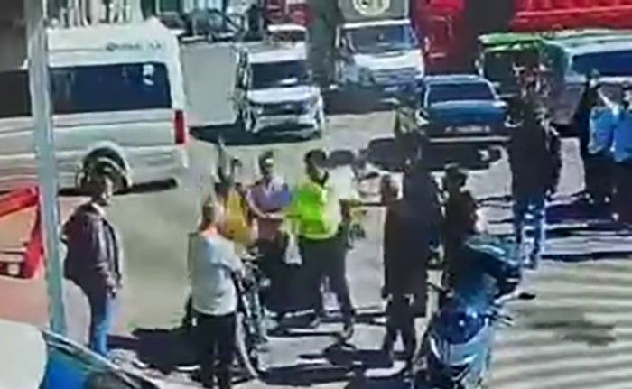 Evrak isteyen polise yumrukla karşılık verdi