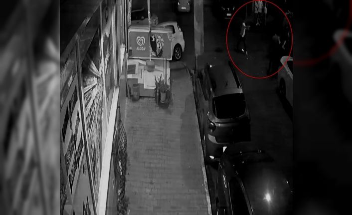 Eyüpsultan’da 20 yaşındaki gencin sokak ortasında silahla vurularak öldürüldüğü anlar kamerada