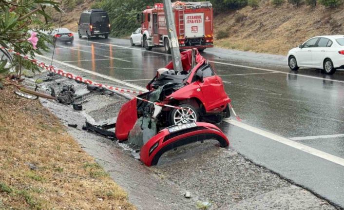 Eyüpsultan’da sağanak yağış nedeniyle kayan yolda direğe çarptı, hayatını kaybetti