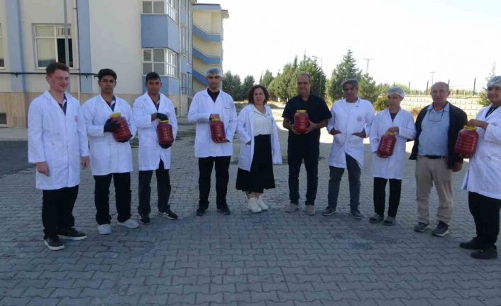 Fabrika gibi okul: Malatya’da öğrenciler domates yetiştirip salça üretiyor