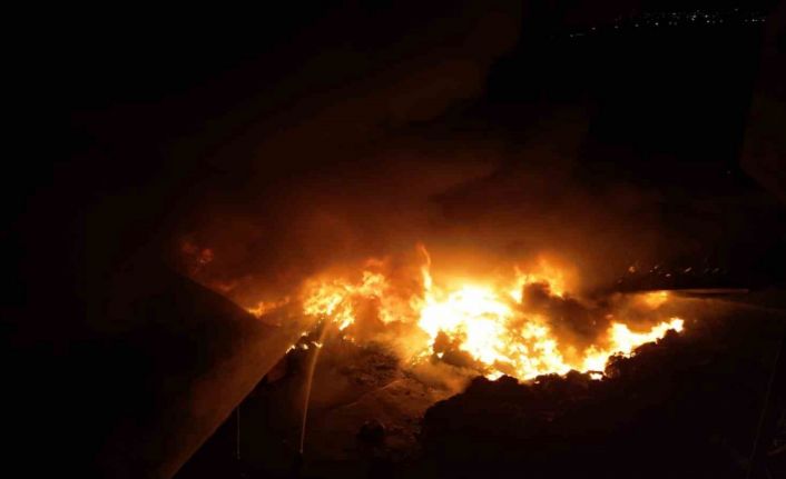 Fabrika yangınında 2 itfaiye personeli ve 1 fabrika çalışanı yaralandı