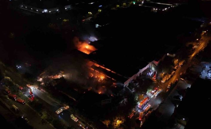 Fabrika yangınında 9 saat geride kaldı