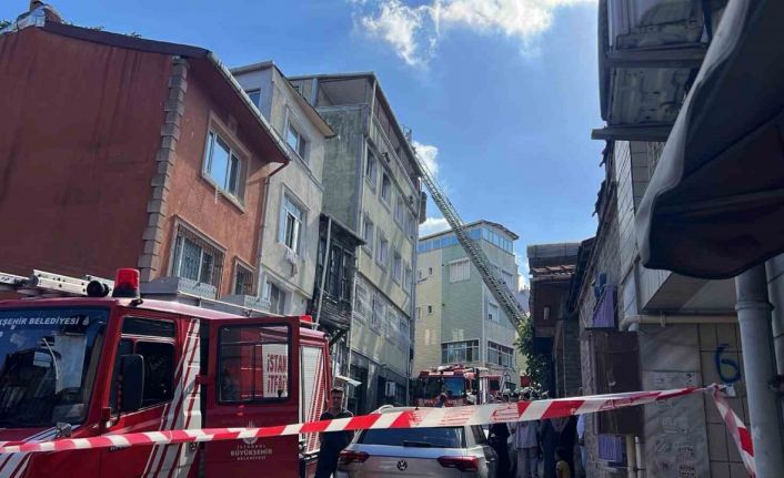 Fatih’te 5 katlı binada korkutan yangın