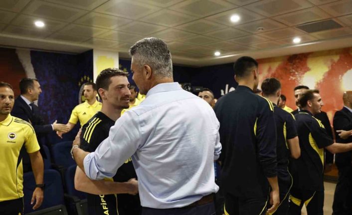 Fenerbahçe’nin yeni başkanı Sadettin Saran, futbol A takımıyla bir araya geldi