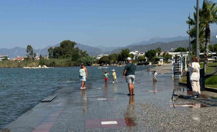 Fethiye’de gelgit nedeniyle deniz suyu yükseldi