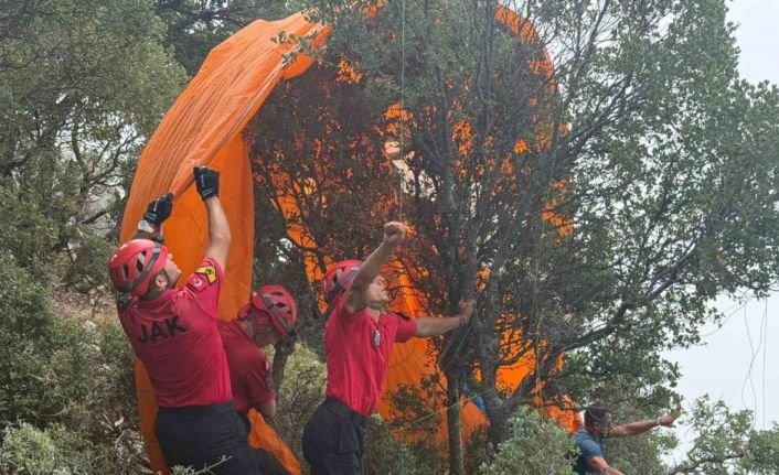 Fethiye’de ormanlık alana düşen paraşütçüleri JAK ekipleri kurtardı