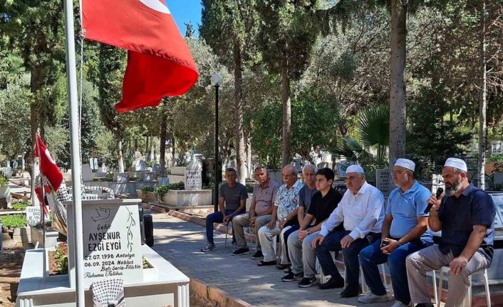 Filistin şehidi Ayşenur mezarı başında dualarla anıldı