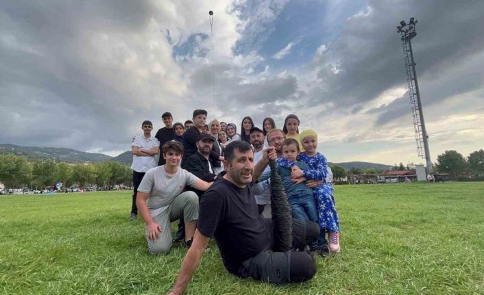 Filistin’in özgürlüğü için 15 metrelik uçurtmayı havalandırdılar