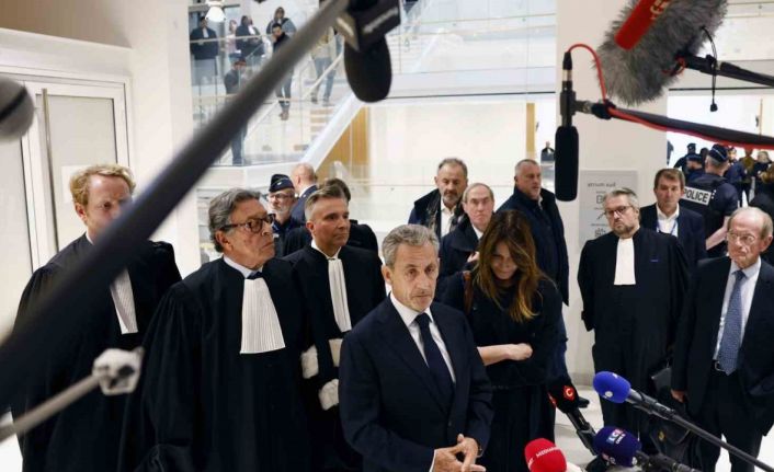 Fransa’nın eski Cumhurbaşkanı Sarkozy’e suç örgütü kurma suçundan 5 yıl hapis