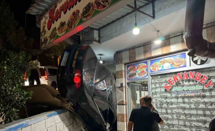 Fren yerine gaza basan sürücü lokantaya daldı