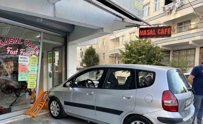 Fren yerine gaza bastı, önce yayaya ardından büfeye çarptı: 1 yaralı