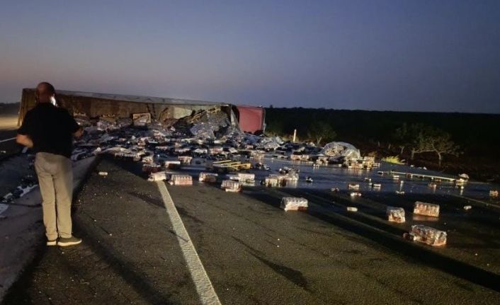 Gaziantep’te devrilen meşrubat yüklü tırın sürücüsü yaralandı