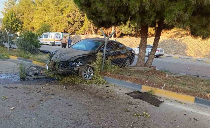 Gaziantep’te kontrolü kaybolan otomobil refüje çıktı: 1 yaralı