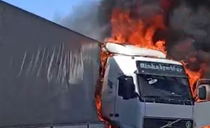 Gaziantep’te seyir halindeki tır alev aldı