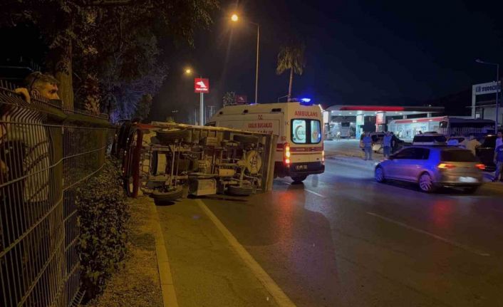 Gazipaşa’da devrilen kamyonetin sürücüsü ve eşi yaralandı