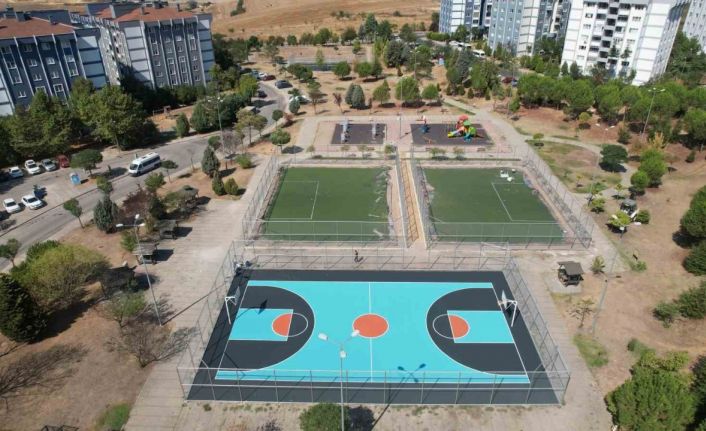 Gençlik parkının spor sahaları yenileniyor