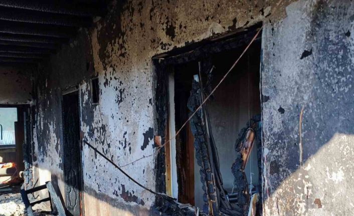 Göksun’da iki ev yandı