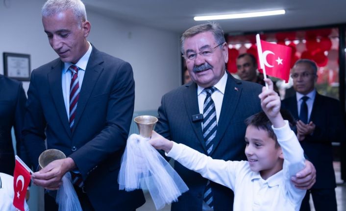 Gölbaşı Belediye Başkanı Odabaşı öğrencilerle ilk ders zilini çaldı