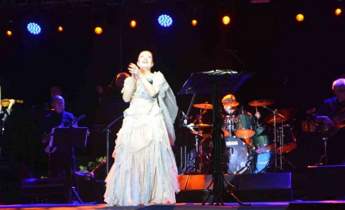 Gömeç’in kurtuluş gününde Candan Erçetin coşturdu