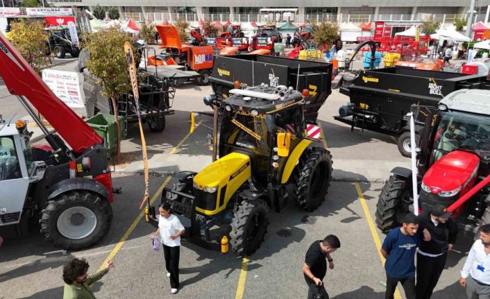 Görenler bir daha baktı, alışılmış renklerin dışındaki traktörler ilgi odağı oldu