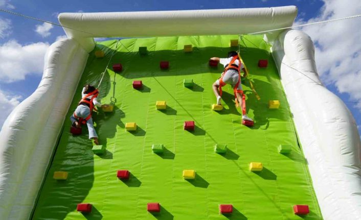 Gümüşhane’de düzenlenen şenlikte yüzlerce çocuk doyasıya eğlendi