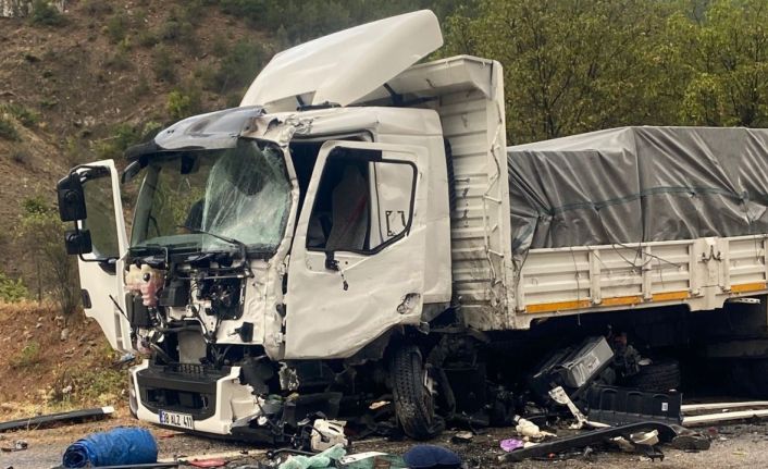 Gümüşhane’de kamyonlar kafa kafaya çarpıştı: 1 ağır yaralı