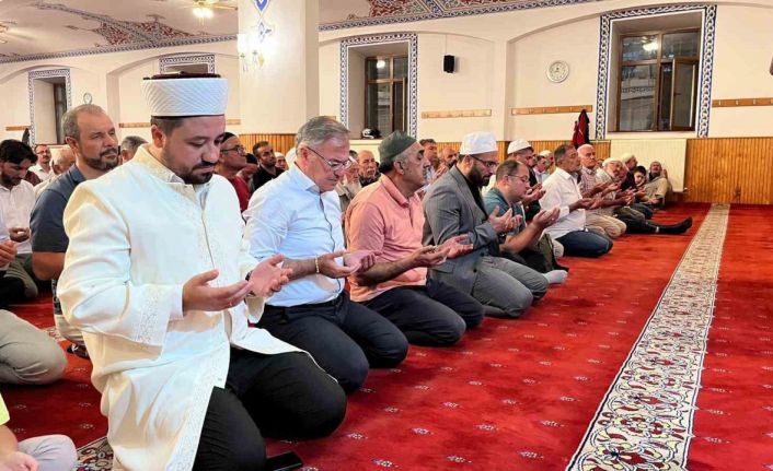 Hacılar kandil gecesinde huzurla doldu