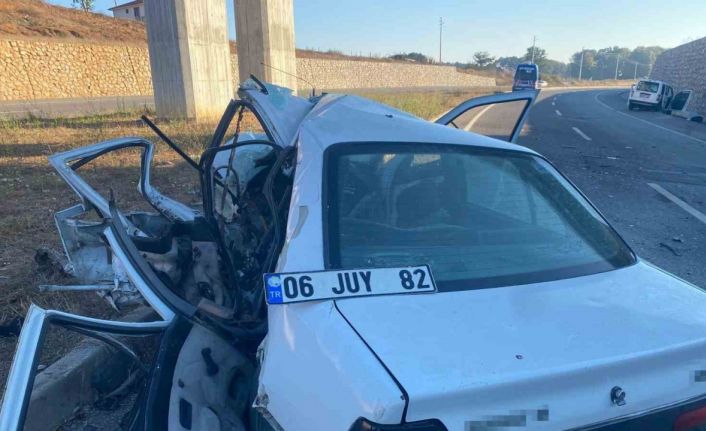 Hafif ticari araç ile çarpışan otomobil hurdaya döndü: 1 ölü, 3 yaralı