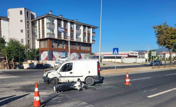 Hafif ticari araç ile motosikletin karıştığı kazada 1 kişi ağır yaralandı