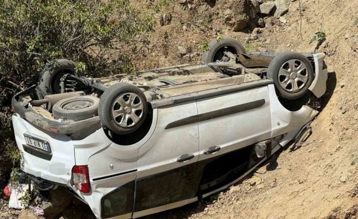 Hafif ticari araç uçuruma yuvarlandı: 1 ölü, 4 yaralı