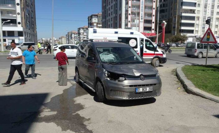 Hafif ticari aracın çarptığı anne ve 2 çocuğu ağır yaralandı