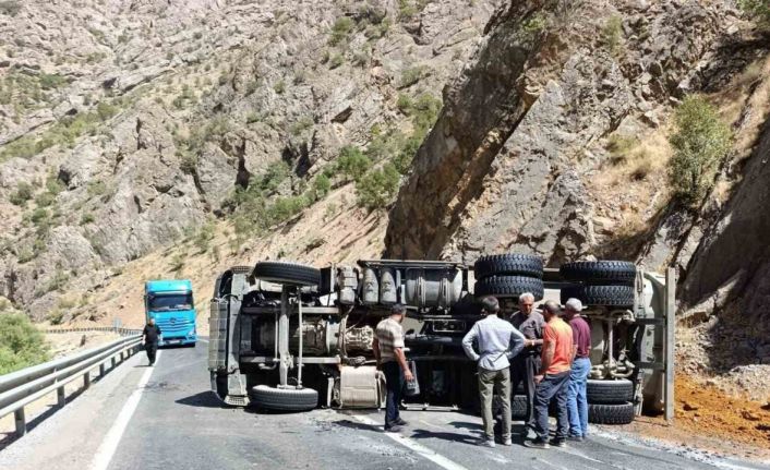 Hakkari’de maden yüklü kamyon devrildi:1 yaralı