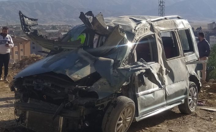 Hakkari’de virajı alamayan otomobil devrildi: 1’i ağır 4 yaralı