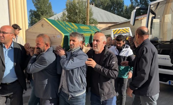 Halı sahada kalp krizi geçiren vatandaş Yüksekova’da toprağa verildi