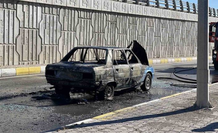 Hareket halindeki araç alev aldı, sürücü yaralandı
