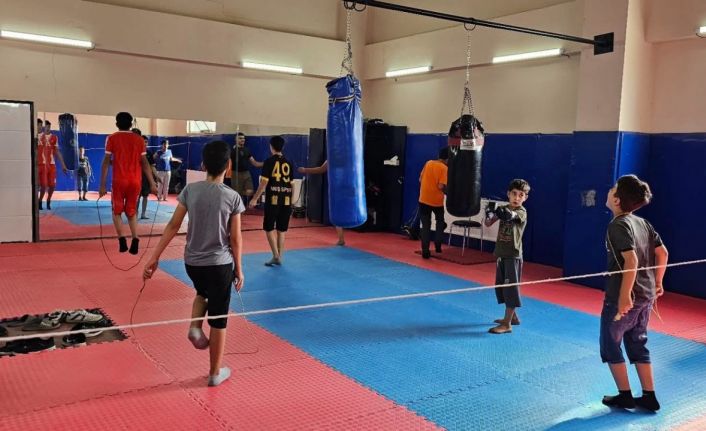Hasköy’de gençlerin yoğun ilgi gösterdiği boks antrenmanları sürüyor