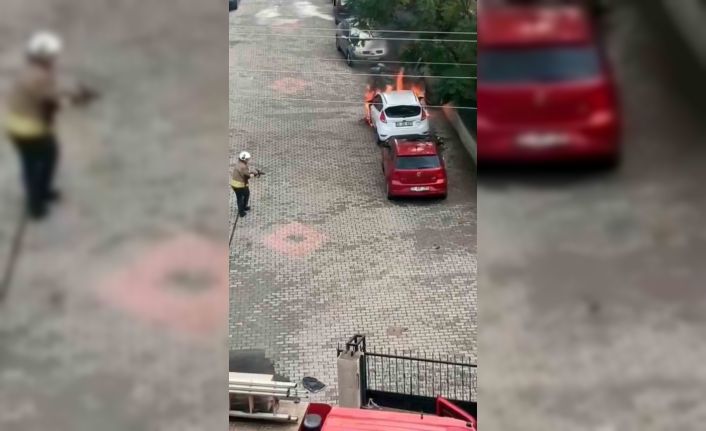 Hatay’da park halindeki otomobil alev alev yandı