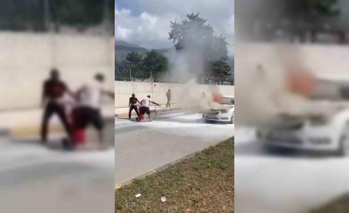 Hatay’da seyir halindeki araç alev aldı
