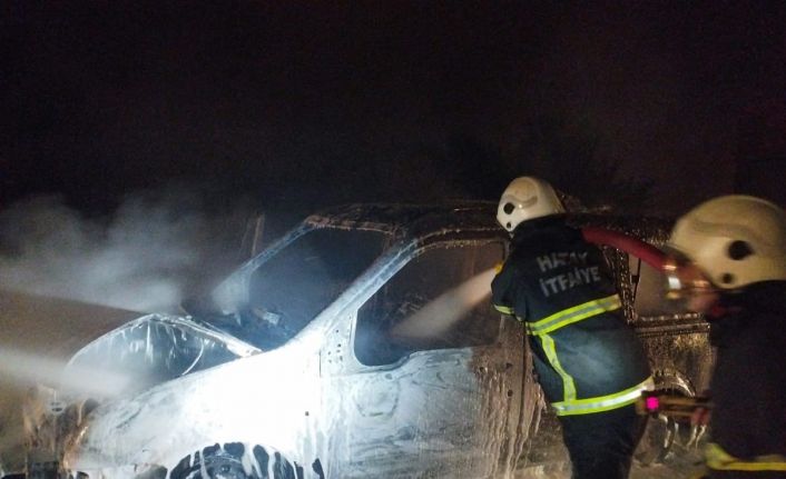 Hatay’da yanan araç kullanılmaz hale geldi