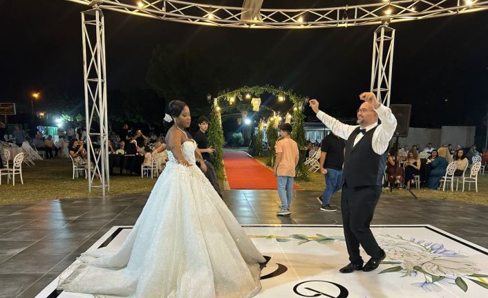 Hatay’ın Ganalı gelini Gifty, davul zurna eşliğinde gerçekleşen düğününün tadını çıkarttı