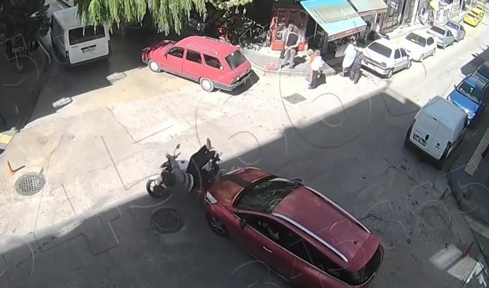 Havada takla atan motosikletli hiçbir şey olmamış gibi ayağa kalktı